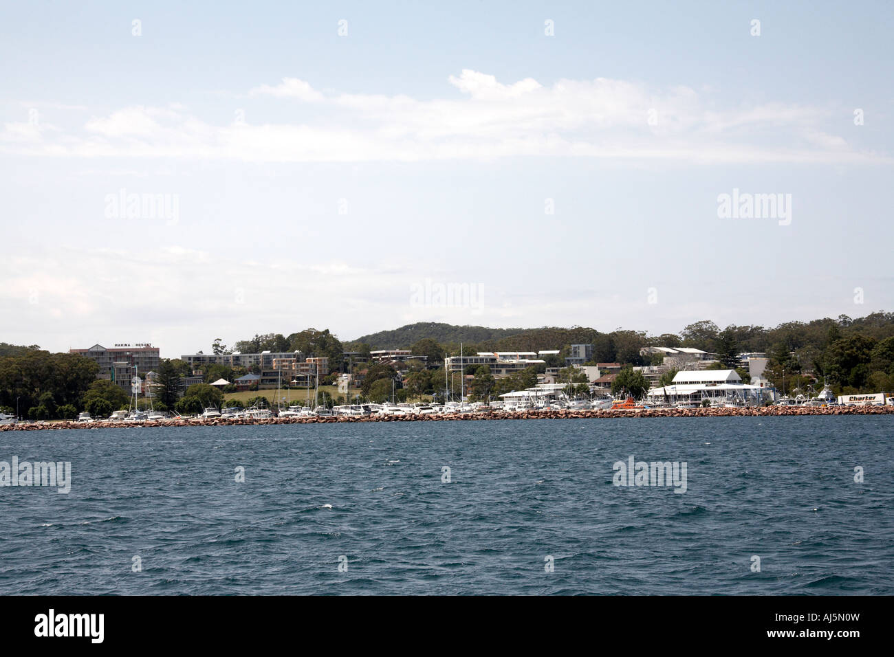 La ciudad de Nelson Bay a través de agua en Puerto Stephens, Nueva Gales del Sur (NSW, Australia Foto de stock