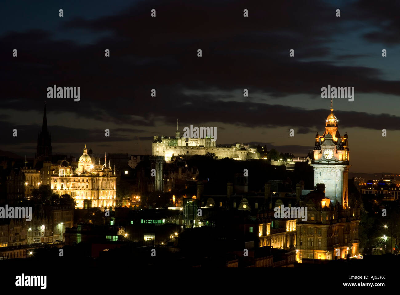 Un paisaje urbano de Edimburgo de noche mostrando el Castillo de Edimburgo el Hotel Balmoral Clock Tower y el Bank of Scotland Oficina principal Foto de stock