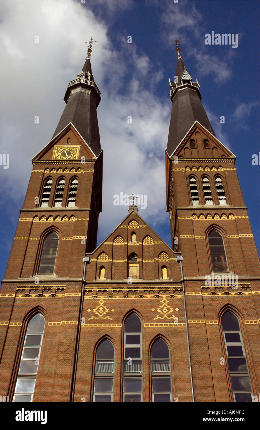 Mirando hacia arriba a las agujas gemelas de Posthoornkerk en Amsterdam Foto de stock