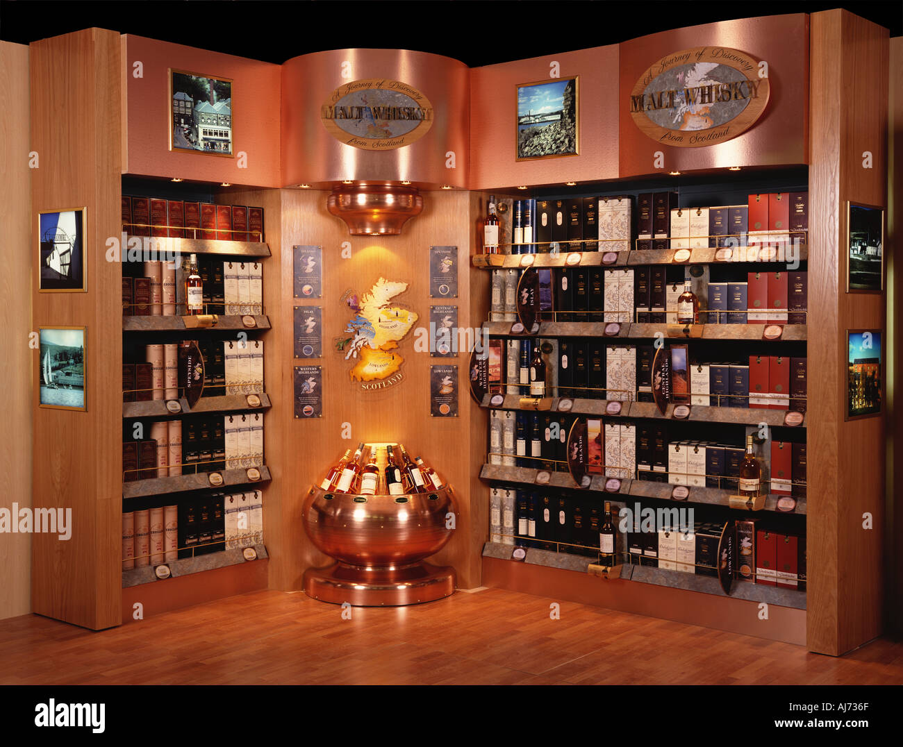 Expositor de whisky de malta escocés Fotografía de stock - Alamy