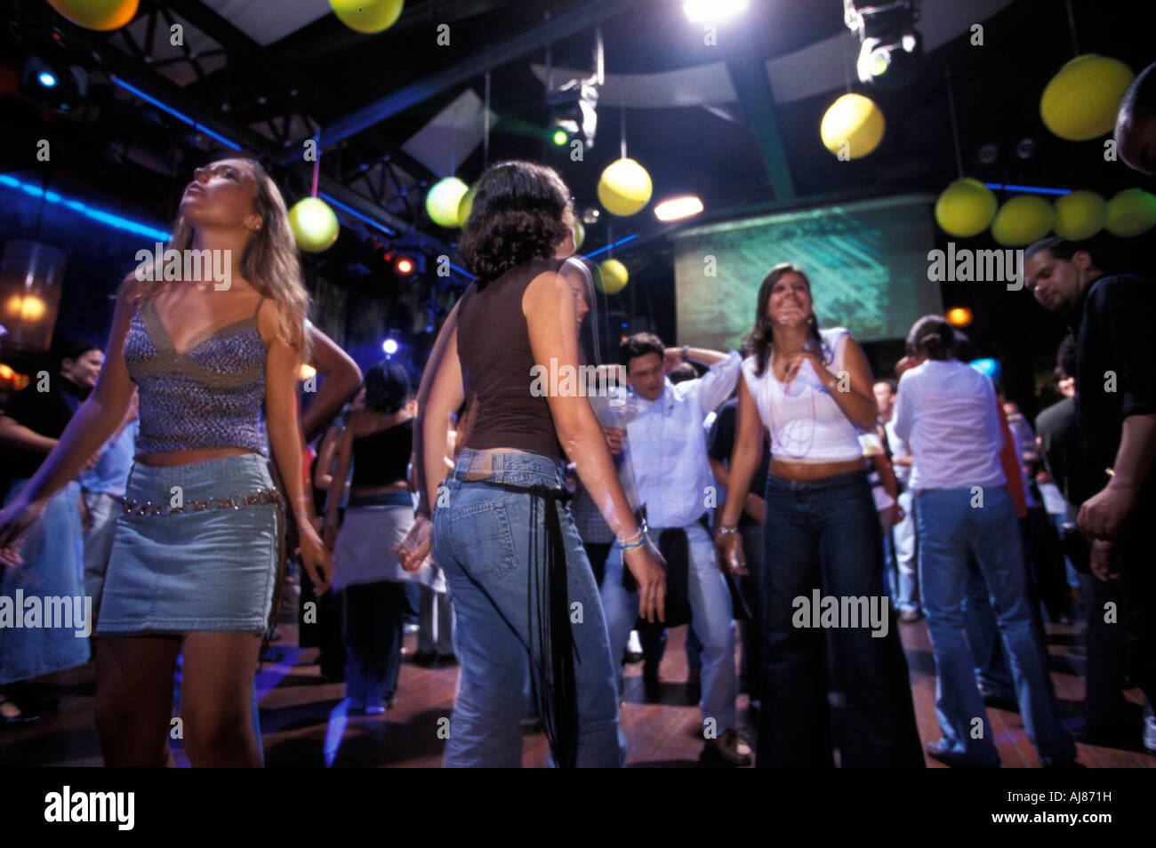 Las mujeres jóvenes bailando en la pista baile Queens Discoteca Docas de Santa Amaro Lisboa Lisboa Portugal Fotografía de stock - Alamy
