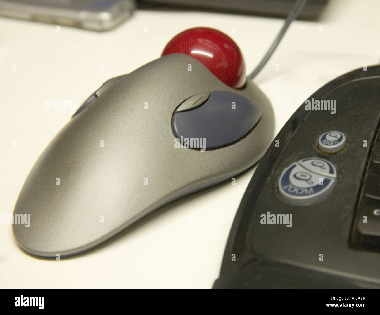 Equipo ratón con bola de rodillo adyacente a un teclado Fotografía de stock  - Alamy