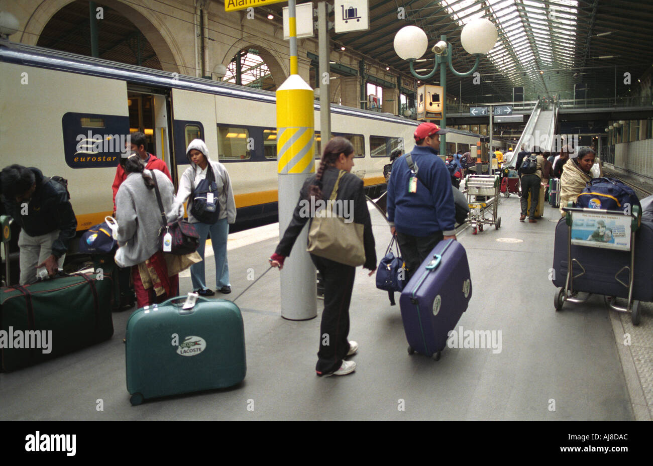 Los pasajeros que lleguen en Eurostar Gare du Nord Paris Foto de stock