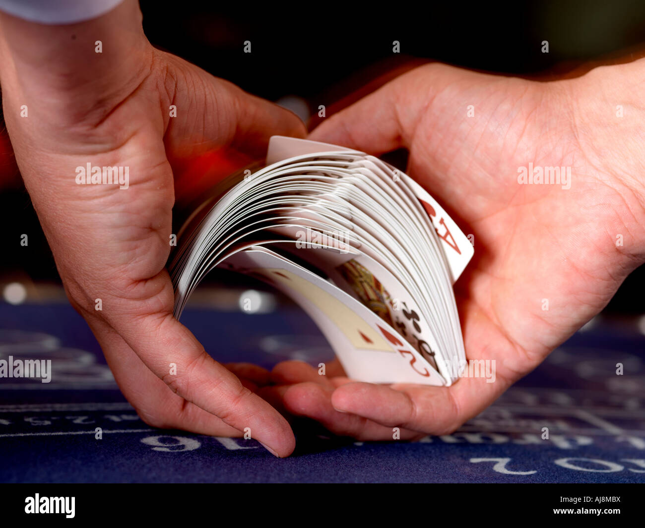 Crupier barajar cartas Fotografía de - Alamy