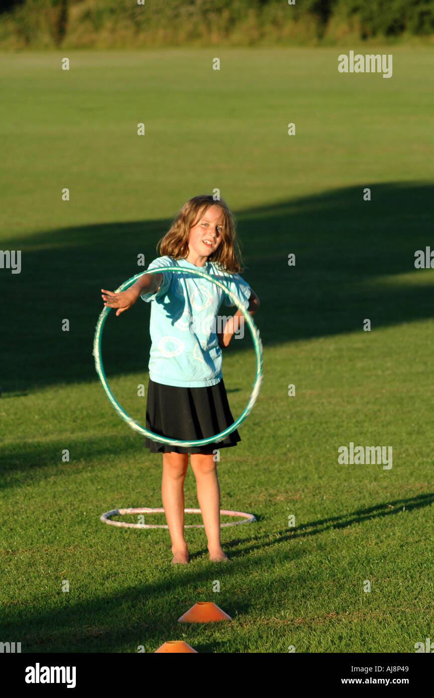 Niña jugando con el hula hoop en el exterior Fotografía de stock - Alamy