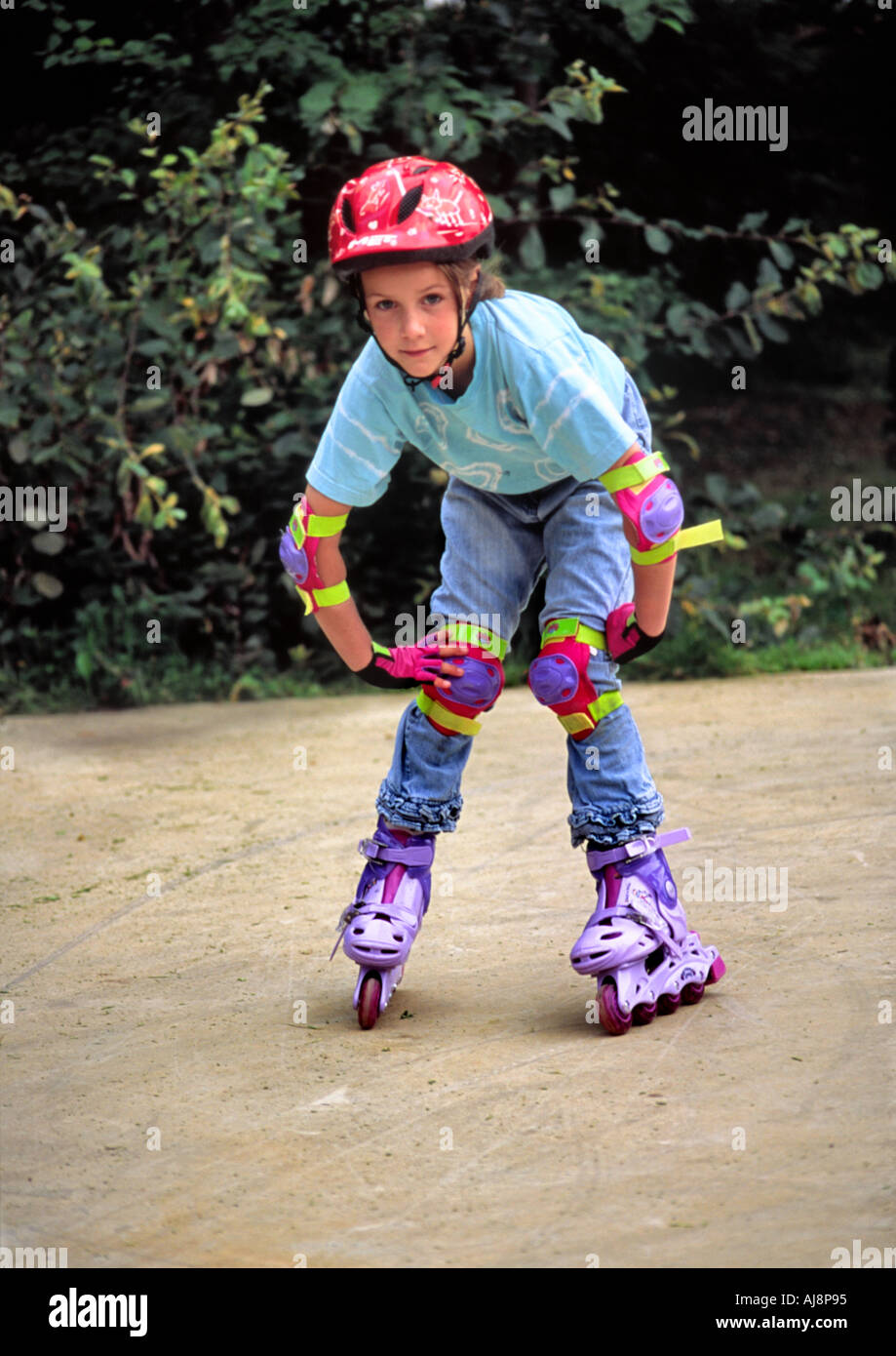 Joven patinar en la carretera con cascos, rodilleras, coderas y patines en  línea Fotografía de stock - Alamy