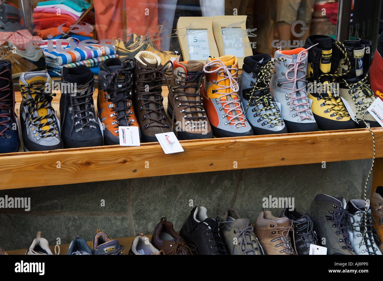Selección de zapatos y botas fuera de una tienda en Zermatt, Suiza Wallis,  julio de 2006 Fotografía de stock - Alamy