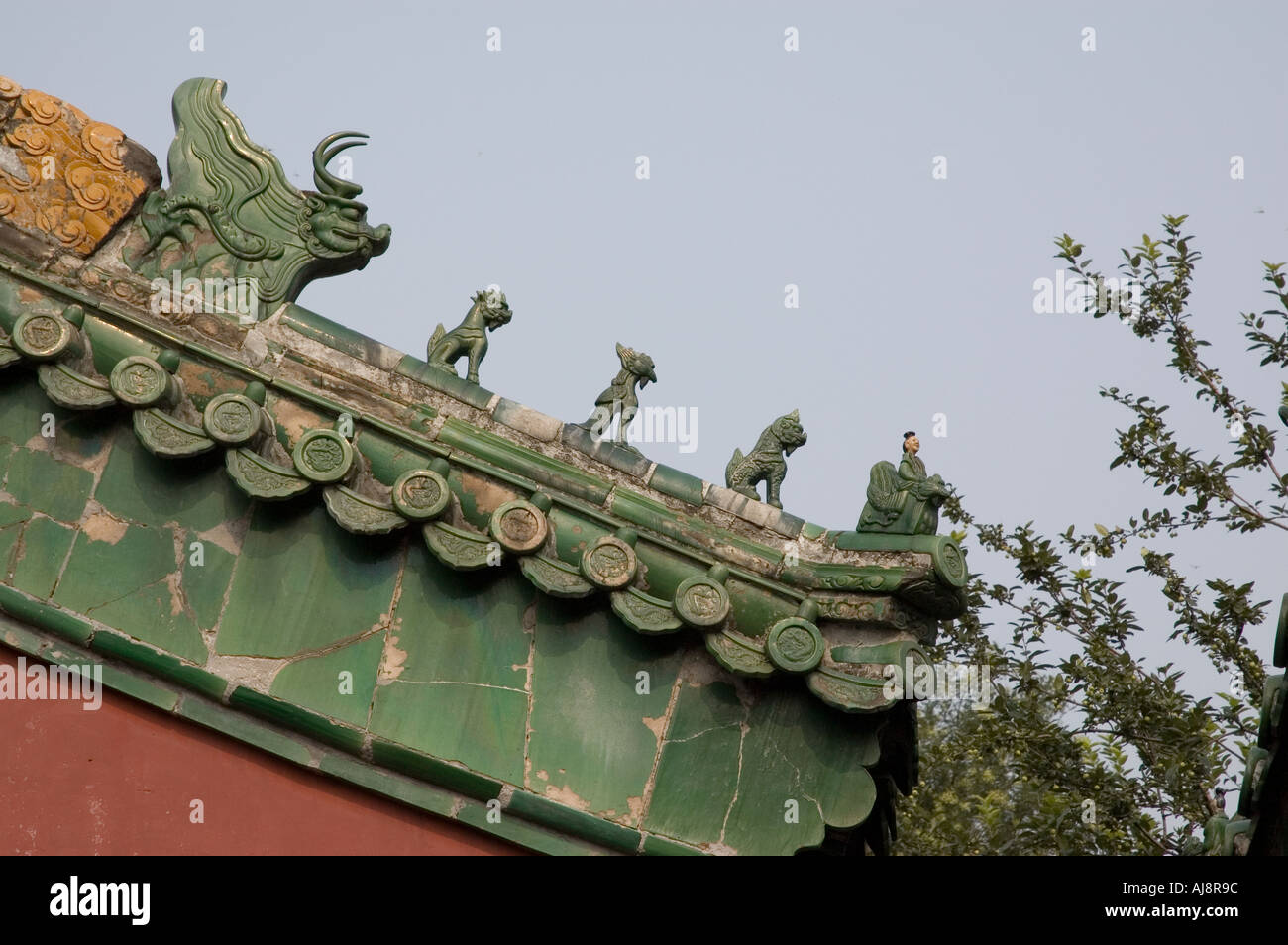 Zoomorphic adornos en el techo del Templo del Cielo, Pekín, China Foto de stock