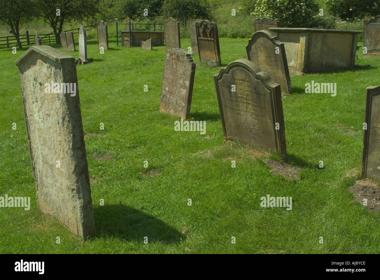 Lápidas en el cementerio abandonado de San Martin s Wharram Percy North Yorkshire Foto de stock