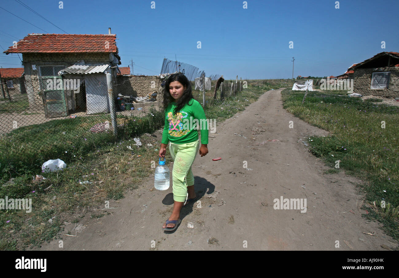 Elisaveta llevar una botella de agua pesada Foto de stock