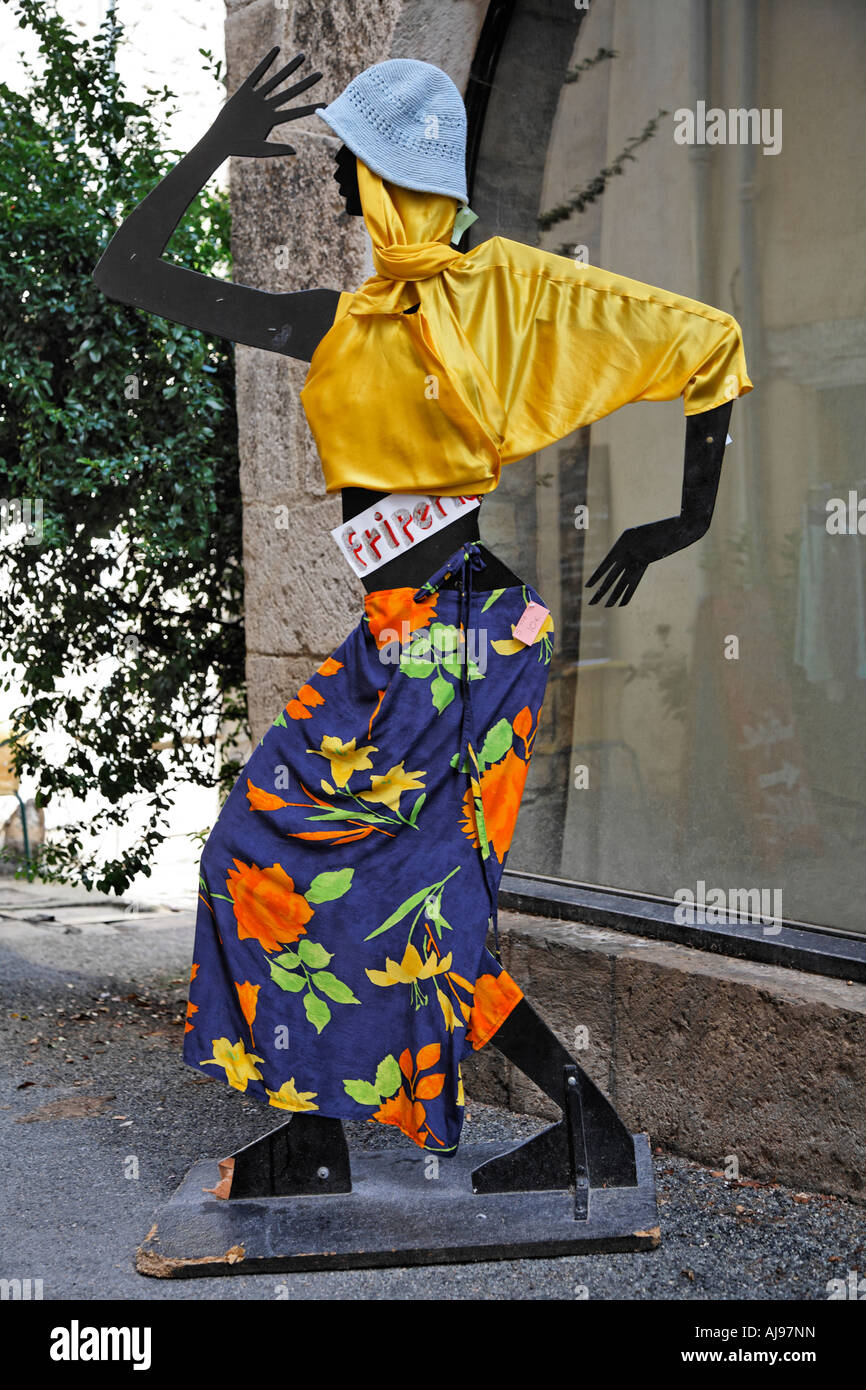 Maniquí maniquí vistiendo ropa local el mercado callejero de San Antonin Toulouse Francia Foto de stock