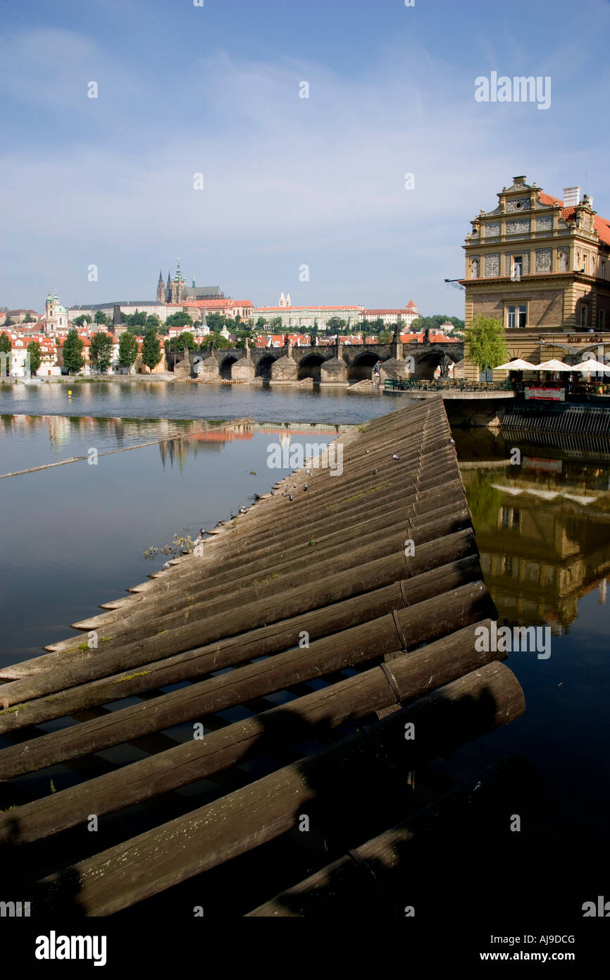 República Checa República Checa Bohemia Praga represa sobre el río Moldava con el Puente de Carlos y el Castillo de Praga con la Catedral de San Vito Foto de stock