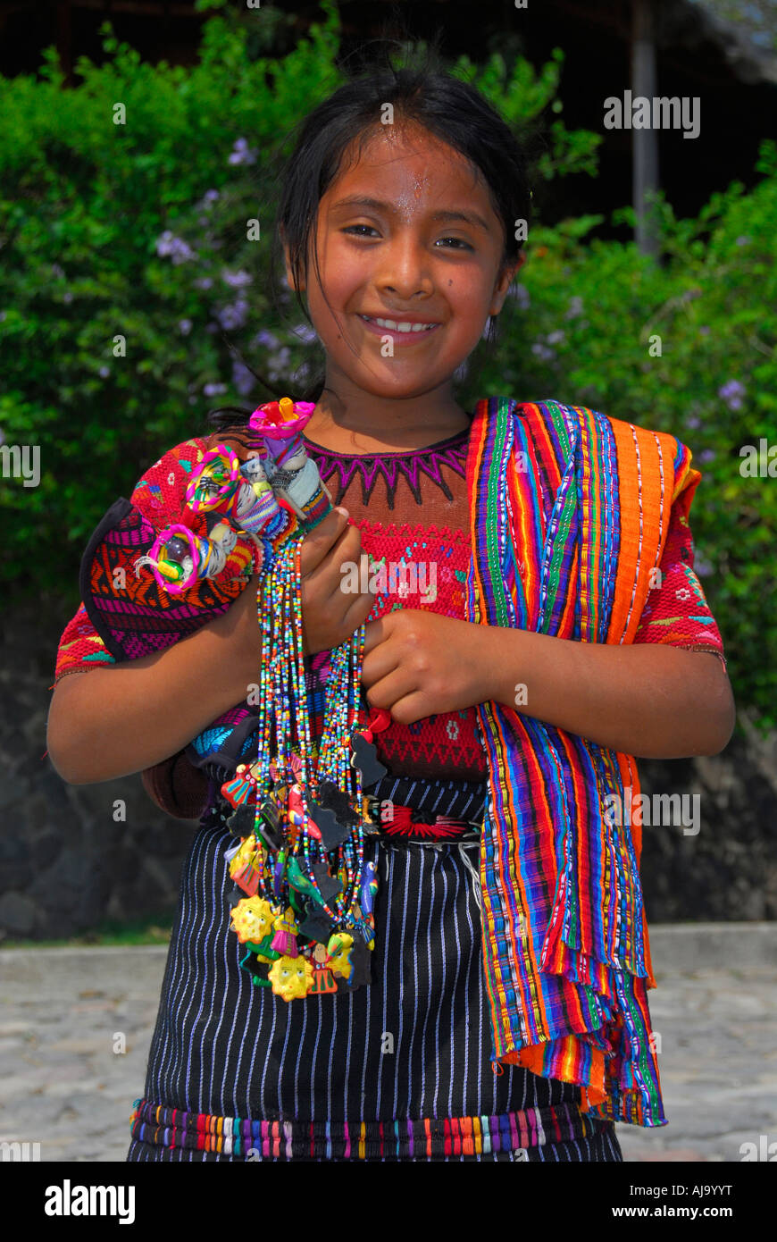 Las niñas indígenas en la vestimenta maya Fotografía de stock - Alamy