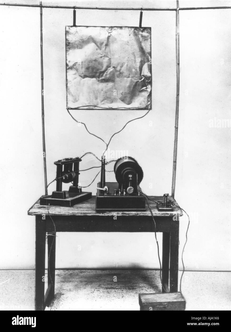 Réplica de Marconi el primer transmisor utilizado en sus primeros experimentos en Italia, en 1894. Artista: Desconocido Foto de stock