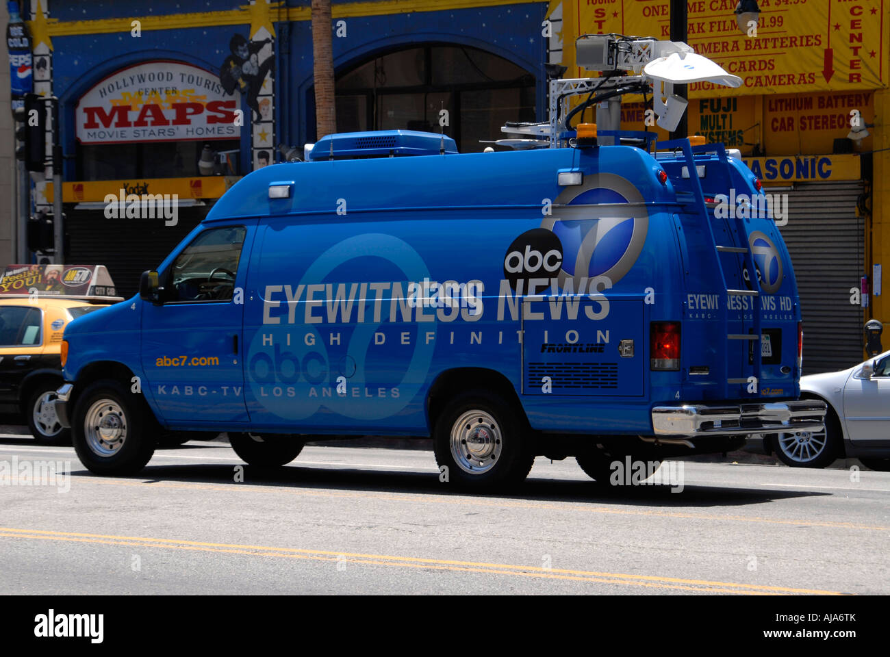 Testigo presencial de ABC News satellite Outside Broadcast van usada para transmitir en directo la cobertura televisiva de las cámaras ENG, Hollywood, California Foto de stock