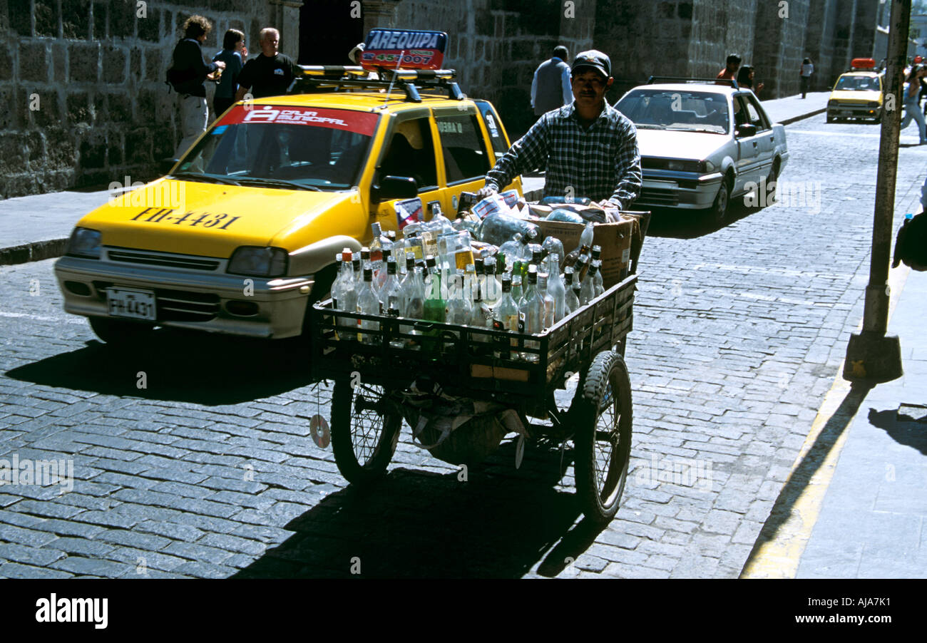 El hombre caballo triciclo con botellas de cristal vacías para reciclar,  Arequipa, Perú Fotografía de stock - Alamy