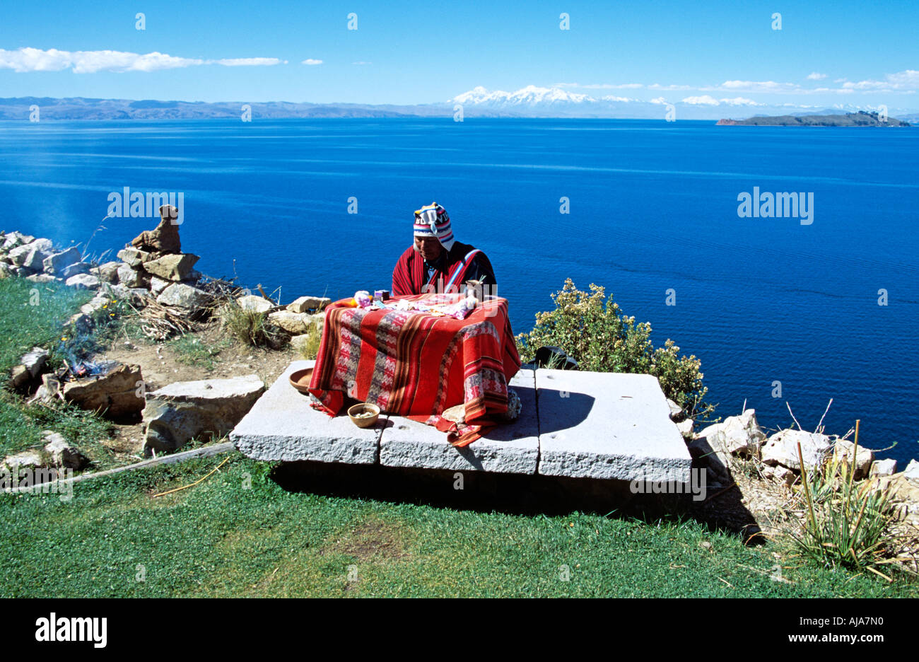 Witch Doctor, complejo cultural Inti Wata, Isla del Sol, Lago Titicaca, cerca de Copacabana, Bolivia Foto de stock