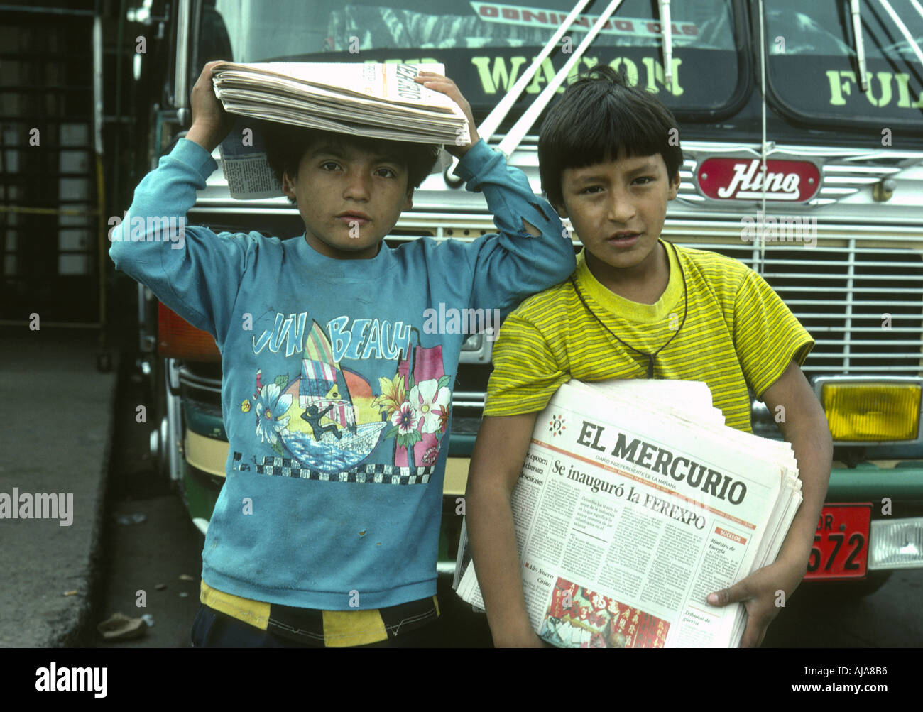 Ecuador Cotacachi muchachos de papel en la estación de autobuses Foto de stock