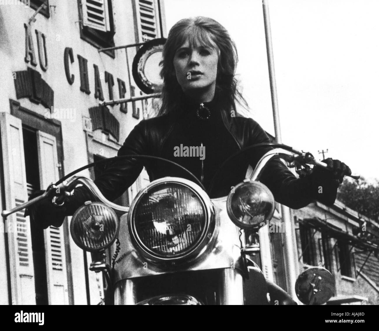 Chica en una motocicleta Marianne fiel en la película de 1968 Foto de stock