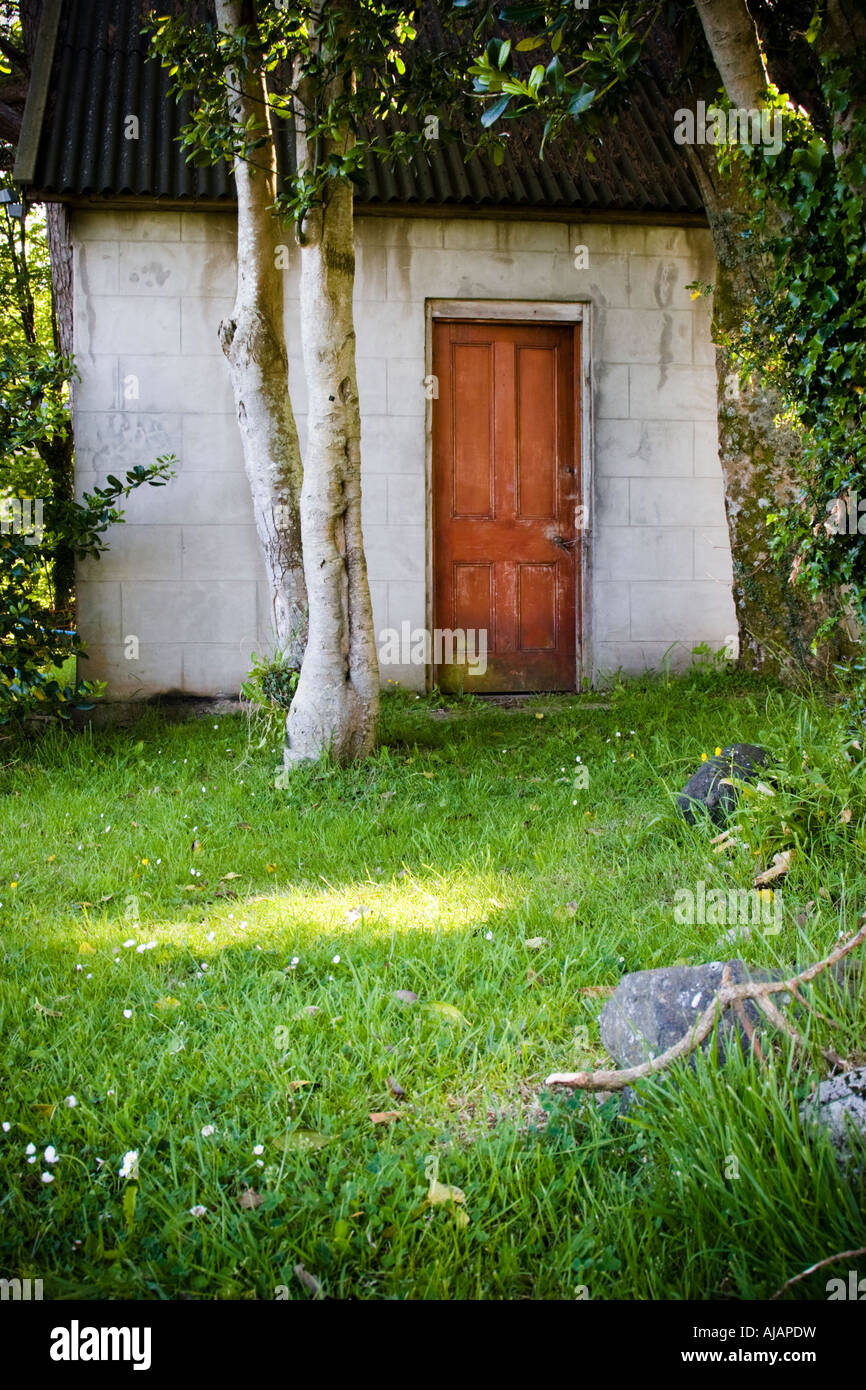 Puerta secreta en el jardín Foto de stock