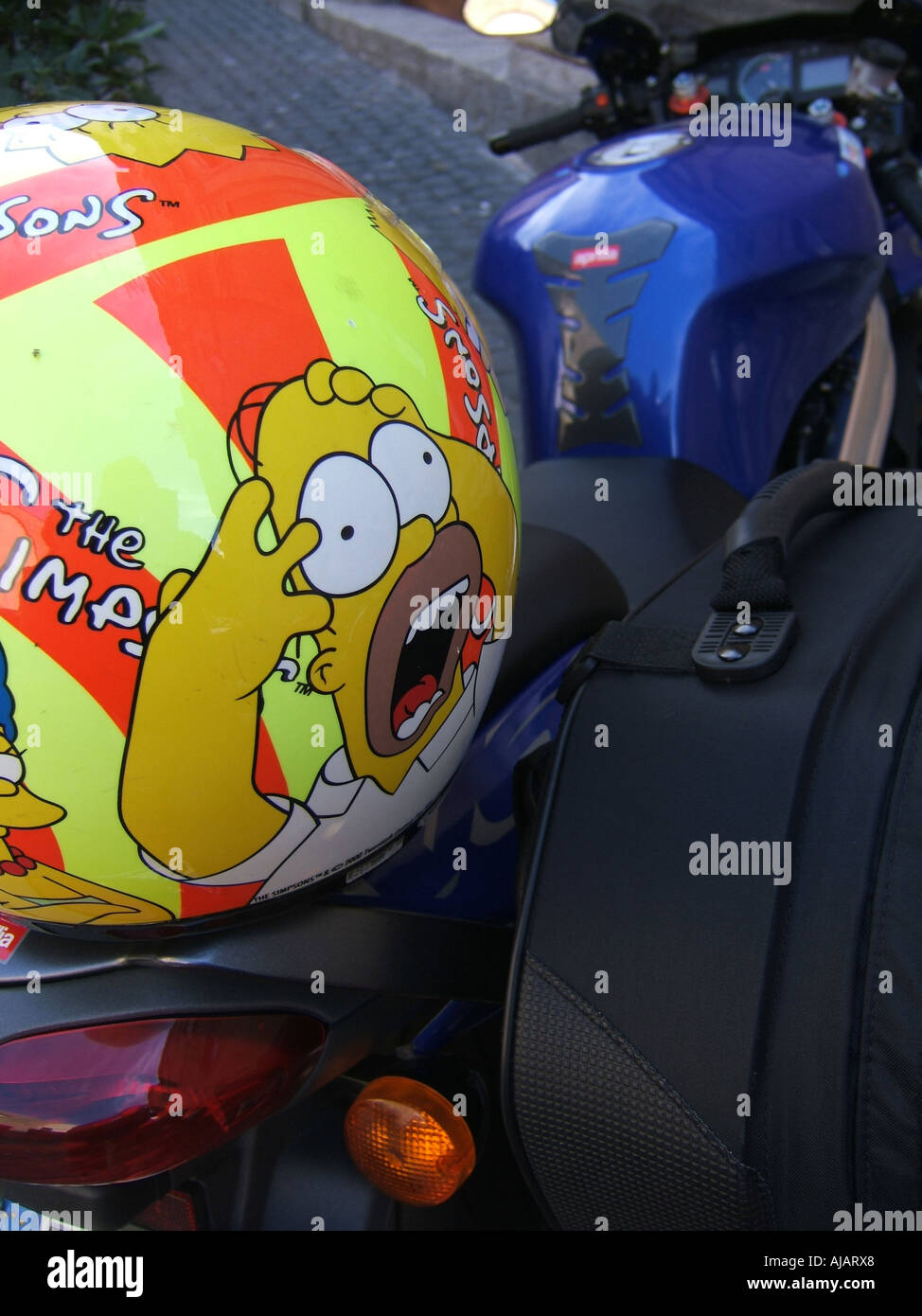 Simpsons moto rider casco personalizado Fotografía de stock - Alamy