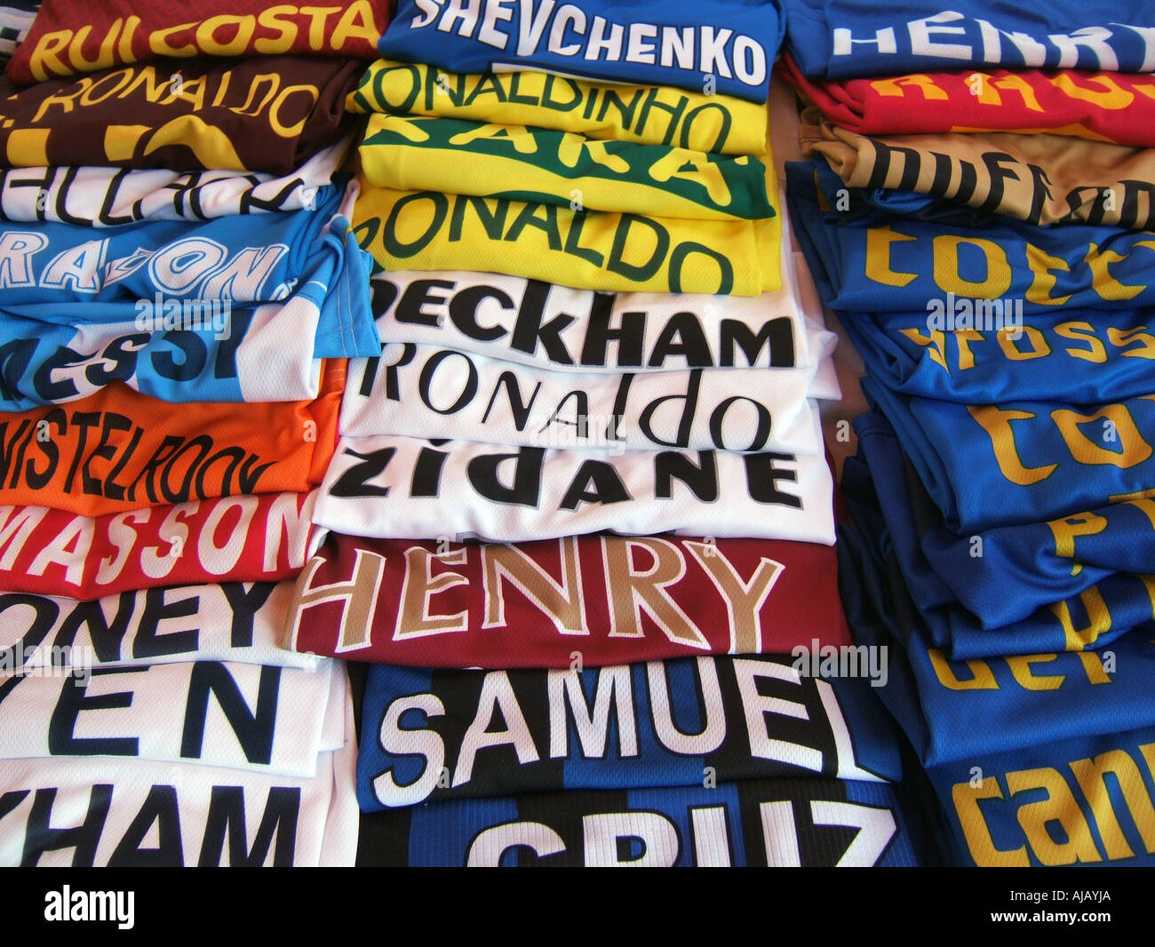 Camisetas de fútbol réplicas de famosas estrellas del fútbol internacional  Fotografía de stock - Alamy