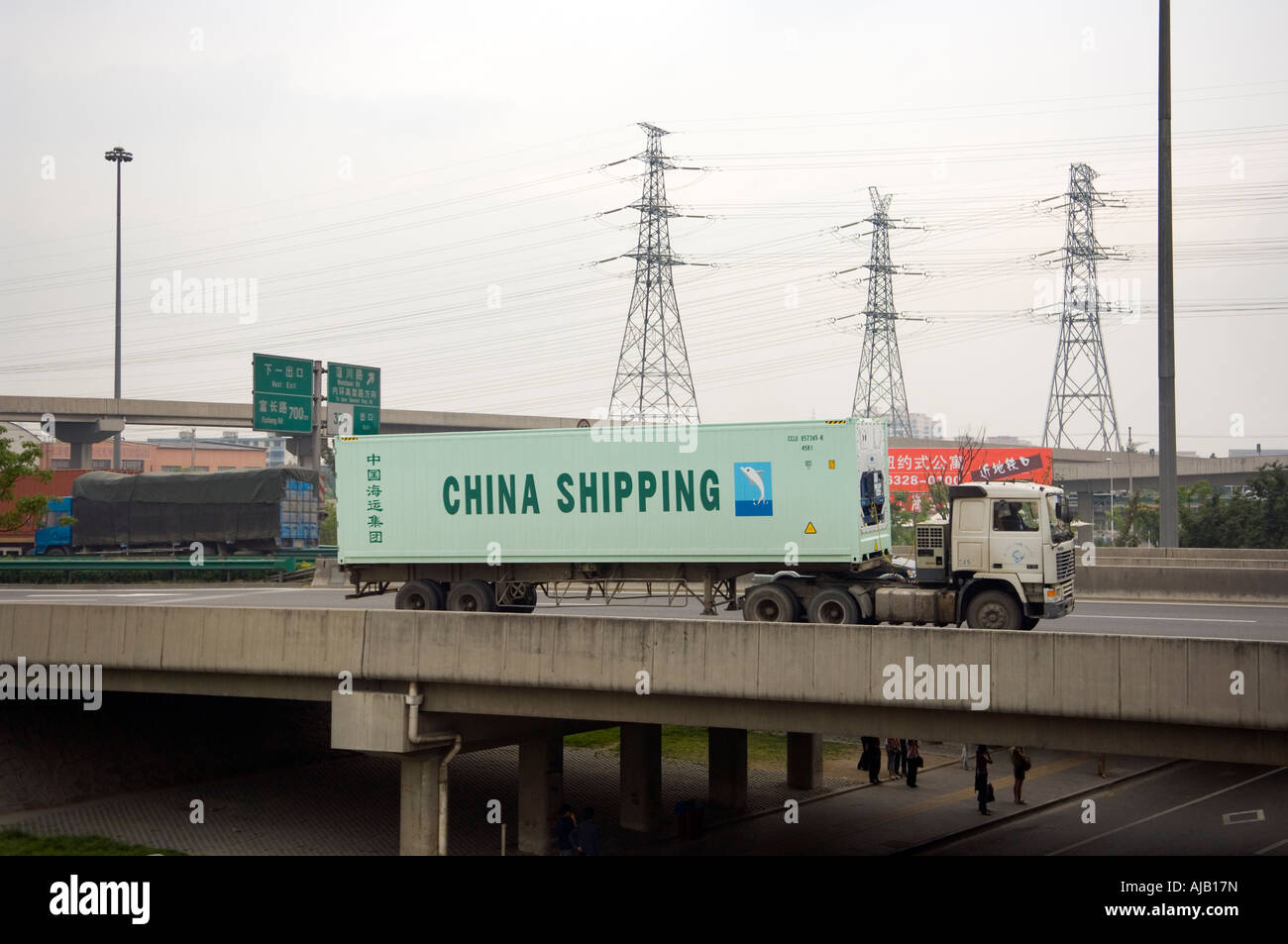 Un camión contenedor con un logotipo de China Shipping Foto de stock