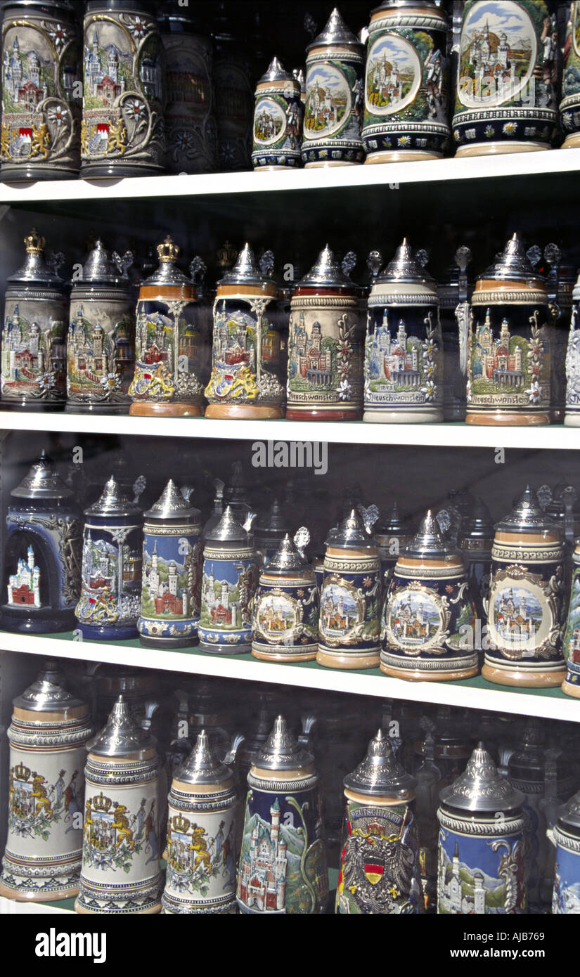 Potes de cerveza con motivos de Neuschwanstein en una tienda de souvenirs Foto de stock