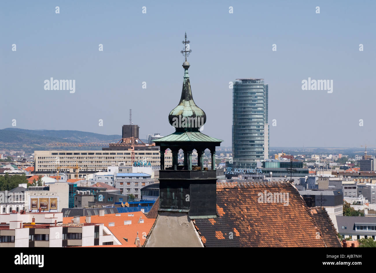 Torre de la Catedral San Martin y bloque de oficinas Bratislava Eslovaquia Foto de stock