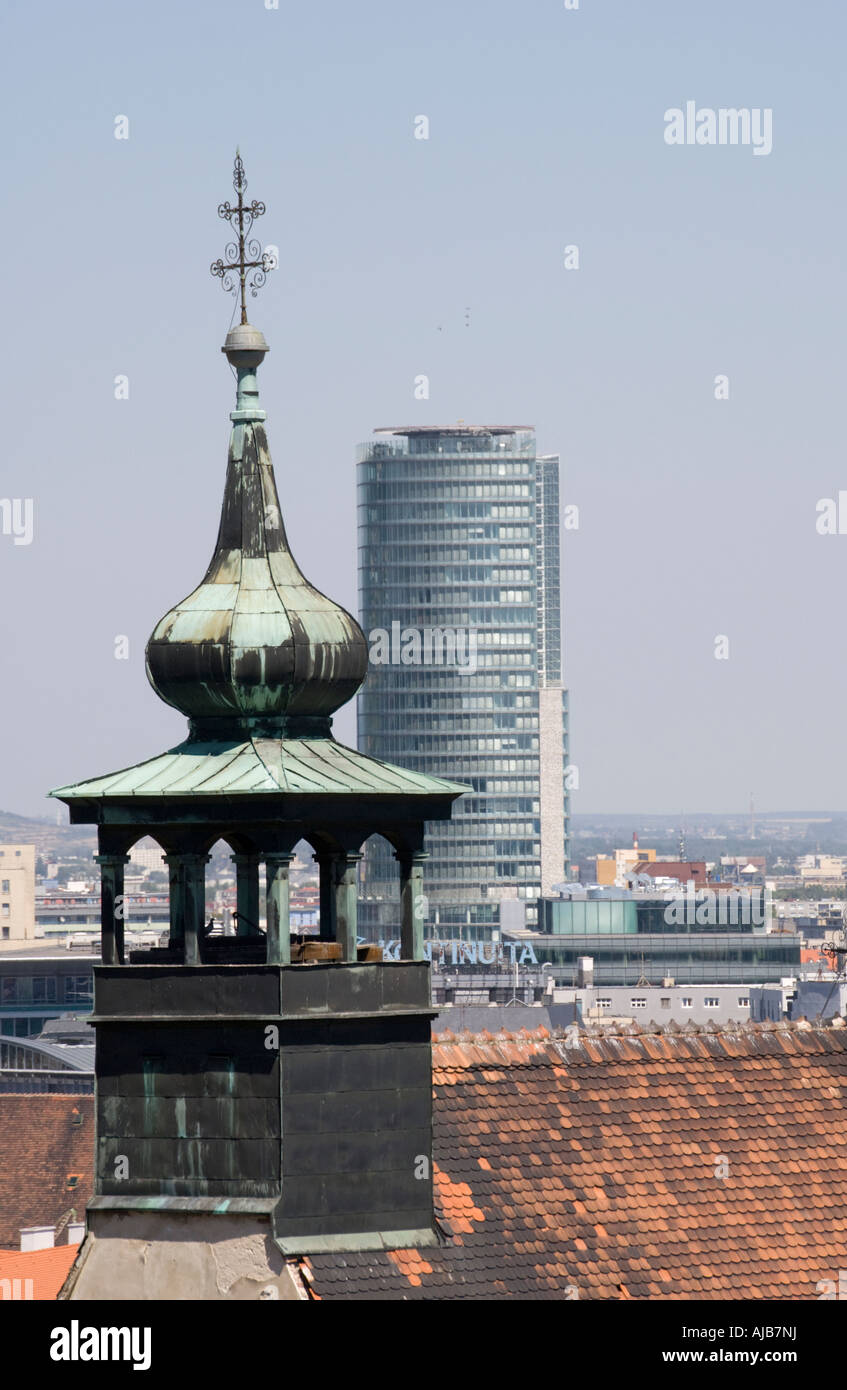 Torre de la Catedral San Martin y bloque de oficinas Bratislava Eslovaquia Foto de stock