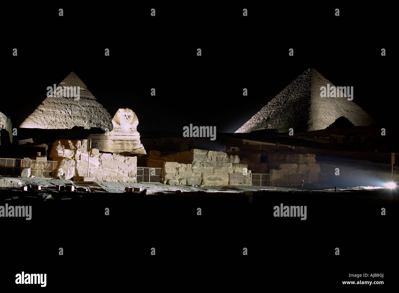 Las pirámides y la Esfinge iluminados durante la noche dramática son et Lumiere o el espectáculo de luz y sonido en la noche o en Giza, El Cairo Egipto Foto de stock
