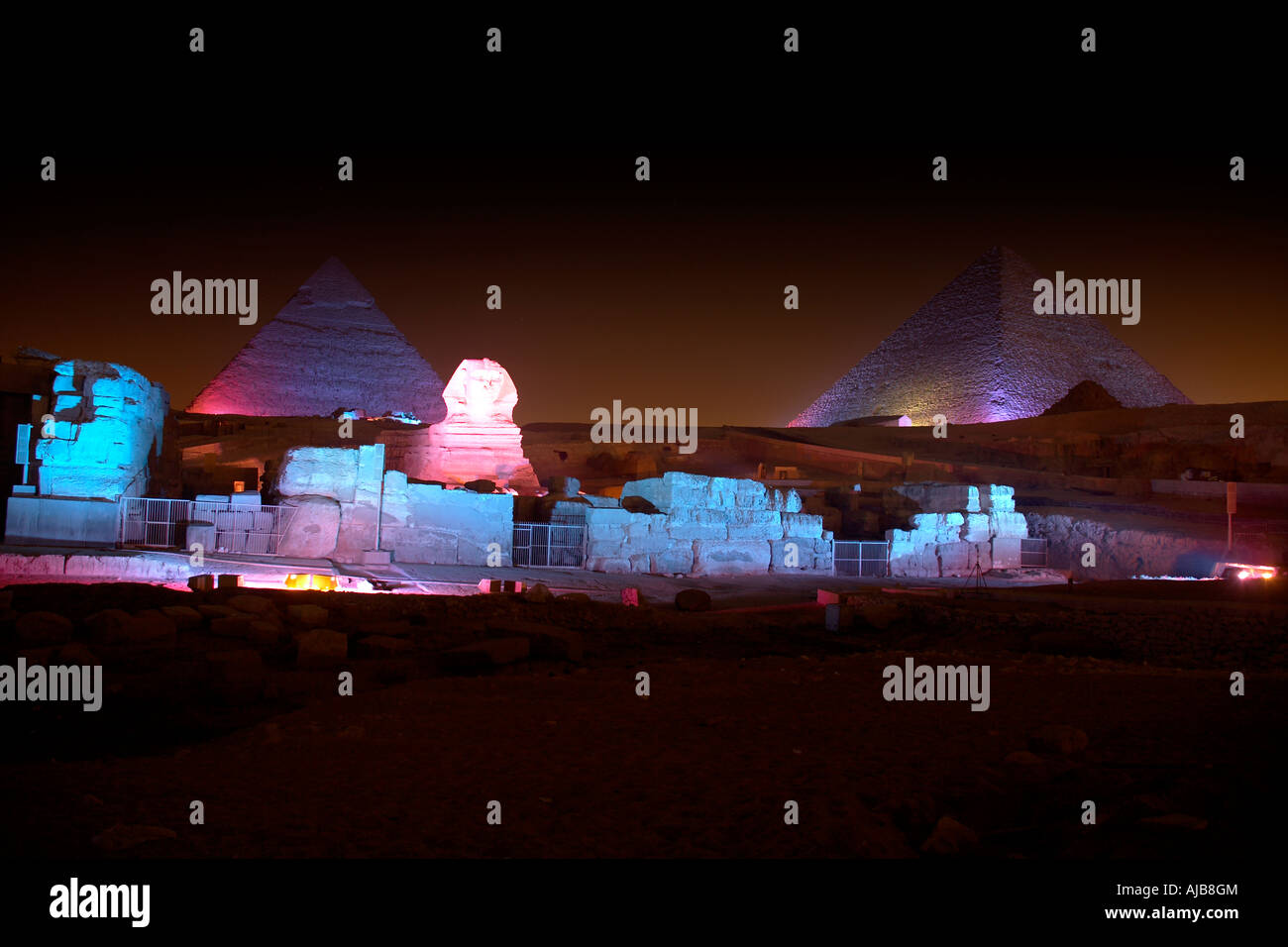 Las pirámides y la Esfinge iluminados durante la noche dramática son et Lumiere o el espectáculo de luz y sonido en la noche o en Giza, El Cairo Egipto Foto de stock