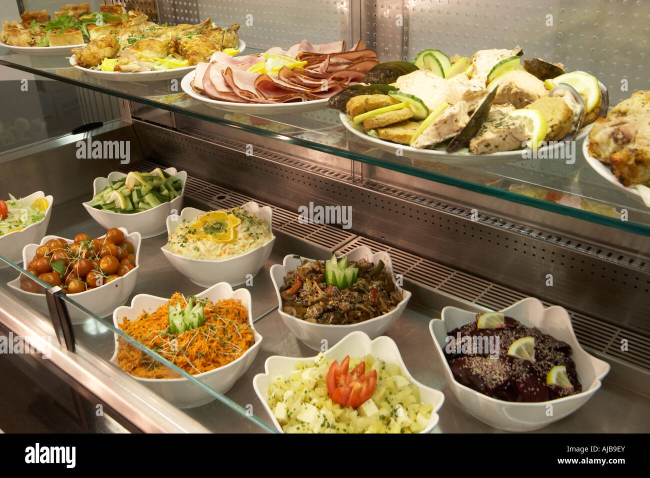 https://c8.alamy.com/compes/ajb9ey/cantina-comida-en-forma-de-buffet-con-platos-blancos-en-acero-inoxidable-mostrador-de-autoservicio-ajb9ey.jpg