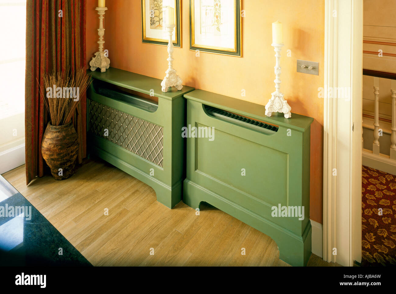 Panel cubre radiador de madera en interiores domésticos MJXZsm Fotografía  de stock - Alamy