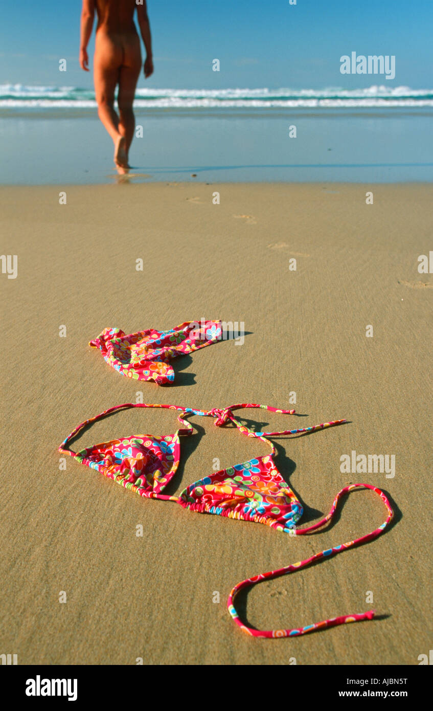 Mujer caminando por la playa desnuda Fotografía de stock - Alamy
