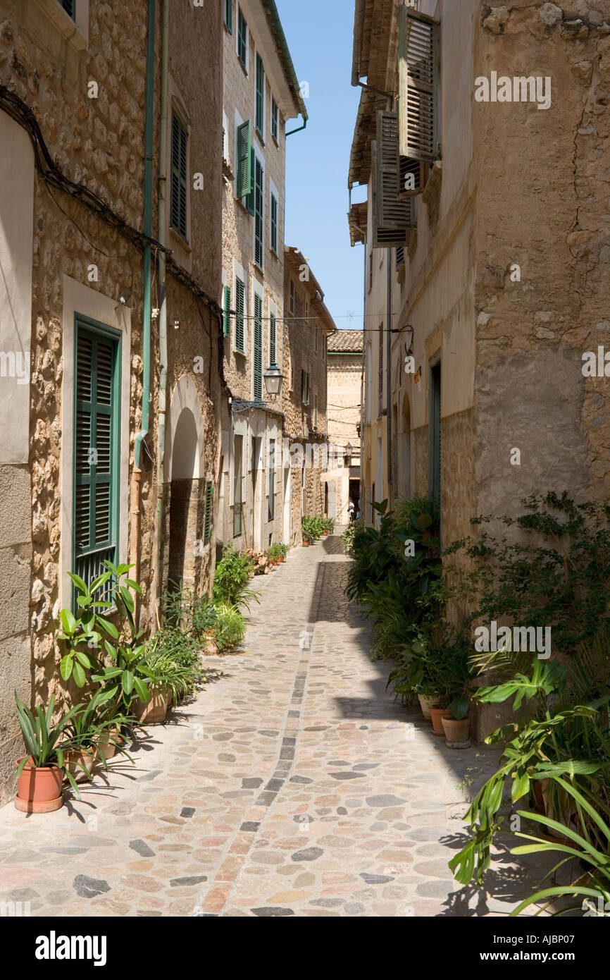 Estrechas calles empedradas en el centro de la ciudad vieja, Soller, West Coast ,Mallorca España Foto de stock