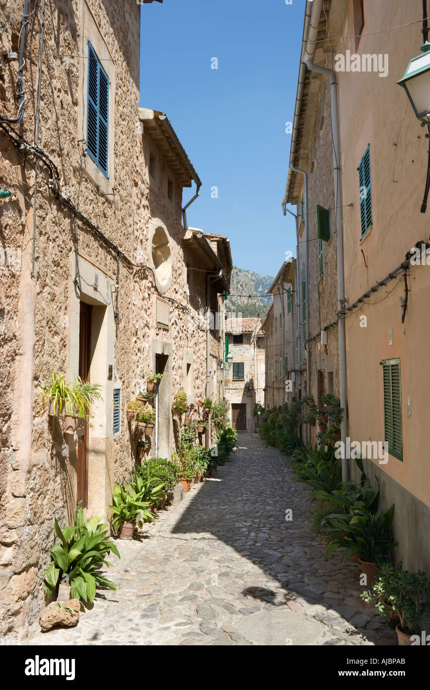 Estrechas calles adoquinadas del casco antiguo de Valldemossa, West Coast, Mallorca, España Foto de stock