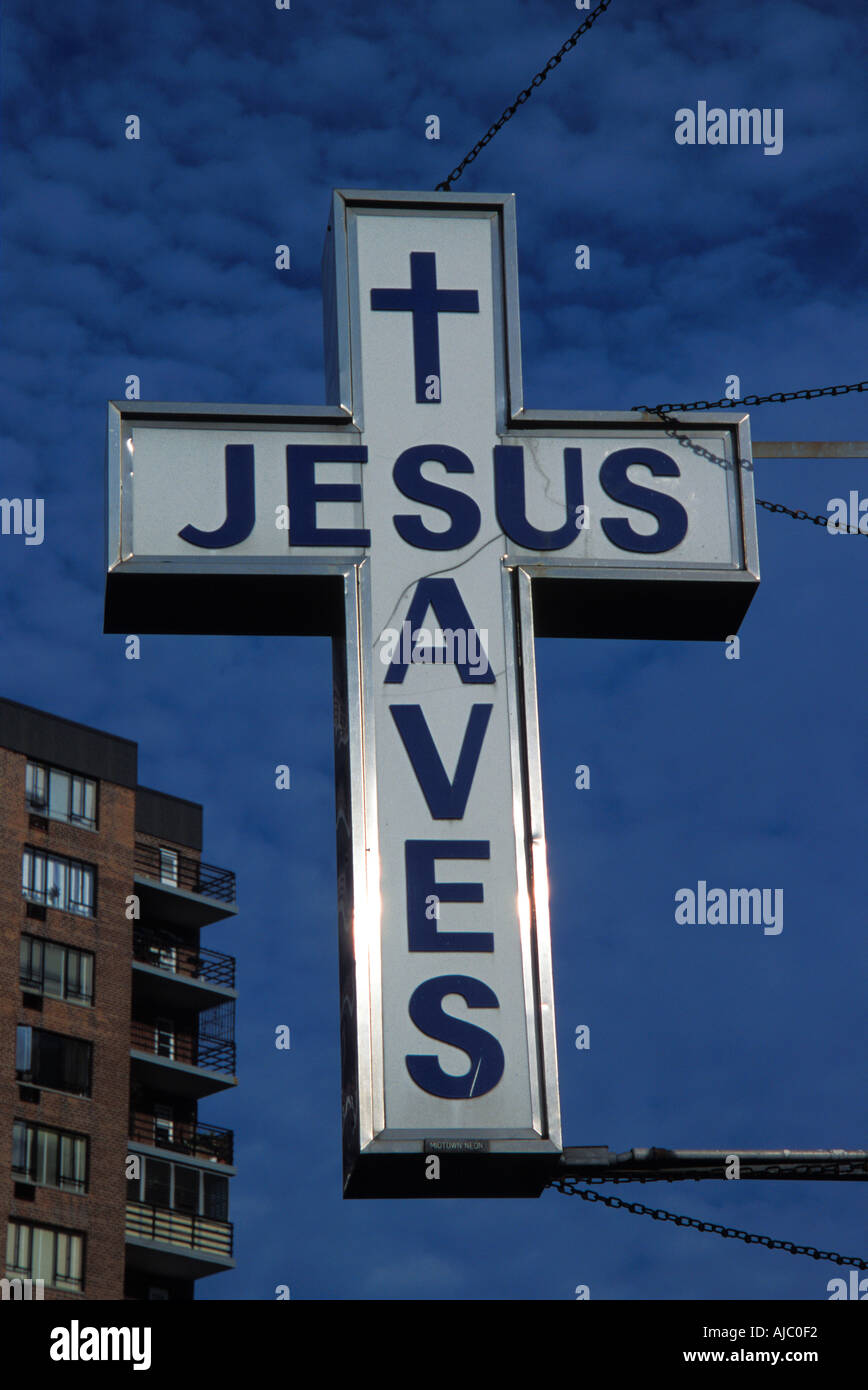 Jesús salva crucifijo y firmar fuera iglesia evangélica en la Ciudad de  Nueva York.  Fotografía de stock - Alamy