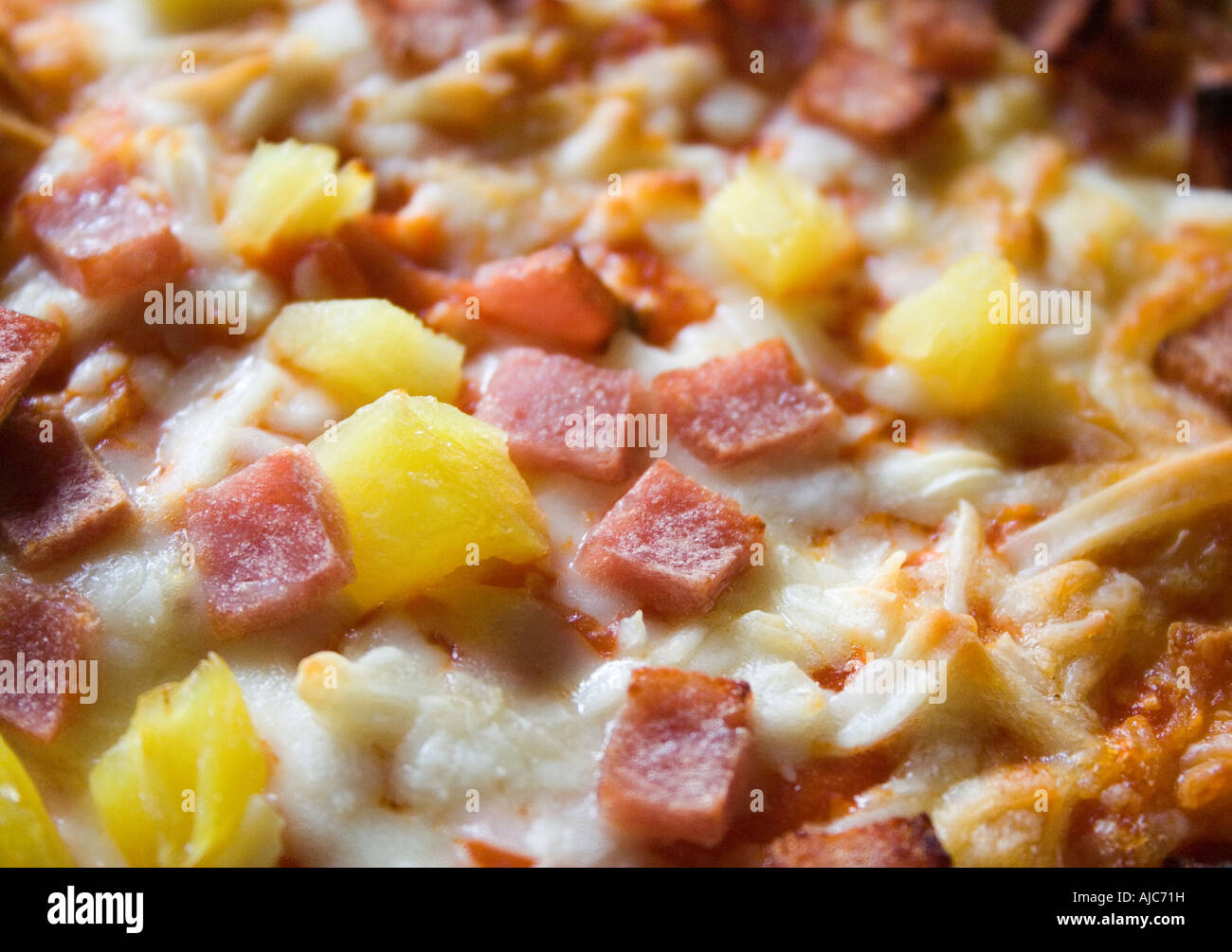 Primer plano de pizzas con queso y piña cocidos hasta que doren ordenó a menudo desde una toma de distancia Foto de stock