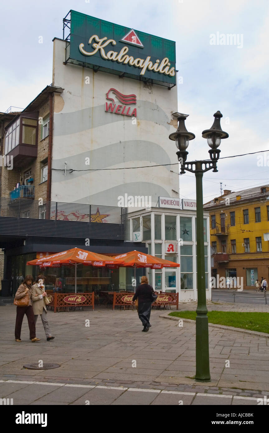 Escena de la calle nueva de la ciudad central de la UE en Kaunas Foto de stock