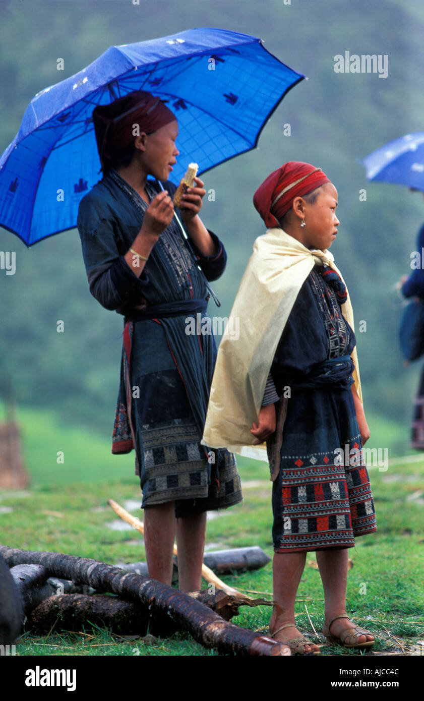 Los Dzao Dao rojo los niños en sus característicos trajes tribales la hilltribes de Sapa y alrededores Vietnam Foto de stock