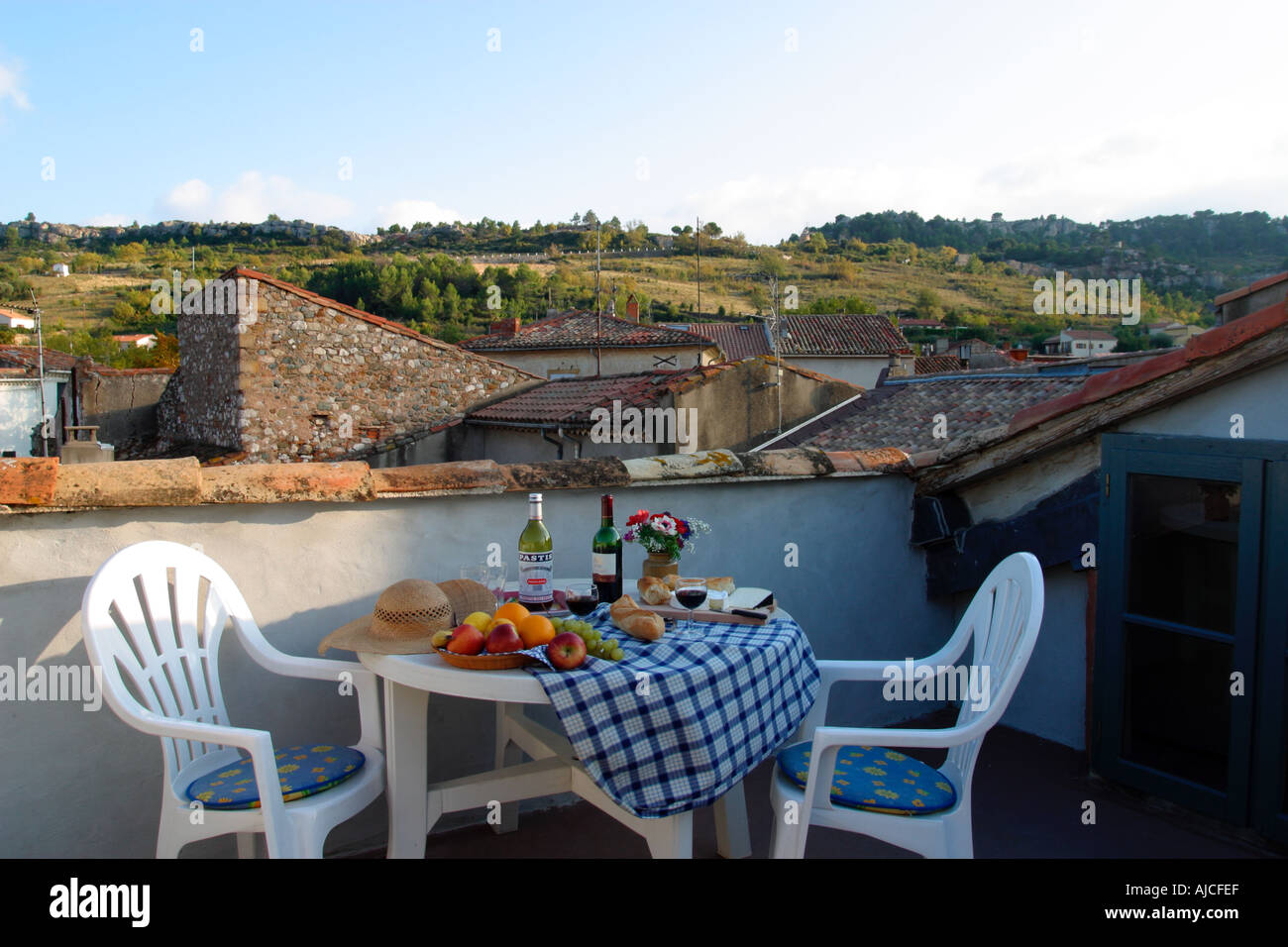 Una comida sentado en la terraza del tejado, Languedoc-Roussillon, Francia Foto de stock