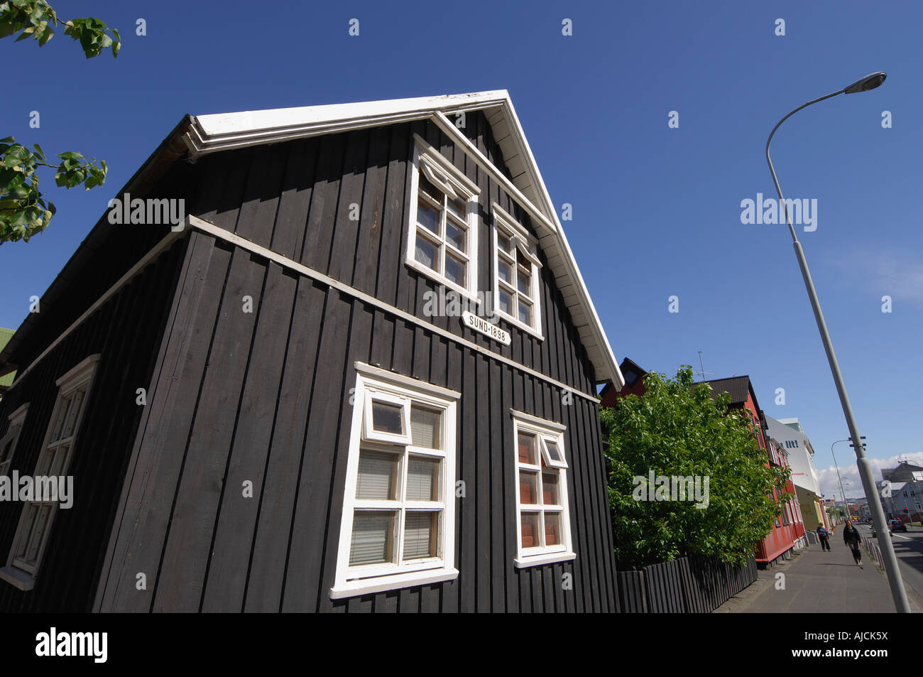 Típicos y tradicionales casas pintadas de negro con blanco marcos de  ventana en Reykjavik, la capital de Islandia, el norte de Europa Fotografía  de stock - Alamy