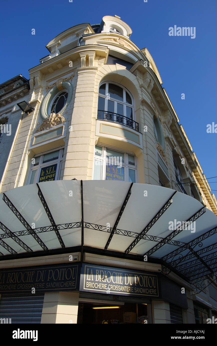 Edificio de estilo Art Deco, la Place de L'Hotel de Ville, Saint-Quentin, Aisne, Picardía, Francia Foto de stock