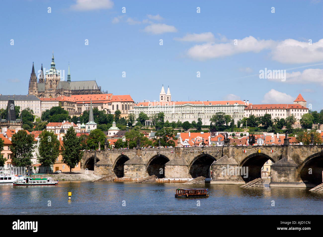 República Checa República Checa Bohemia Praga de Hradcany Charles Bridge Río Vltava, la Catedral de San Vito y el Castillo de Praga Foto de stock