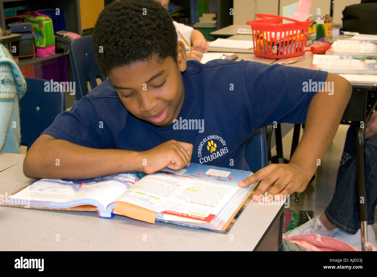 Estudiante de cuarto grado de primaria leyendo un libro en un aula ... Estudiante de cuarto grado de primaria leyendo un libro en un aula ...