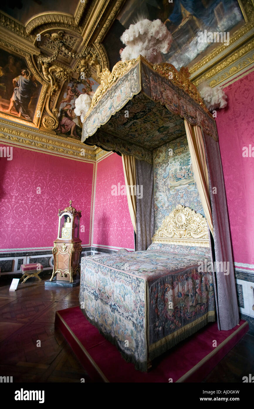 Cama con dosel en el dormitorio de la Reina María Antonieta en Versalles  Fotografía de stock - Alamy