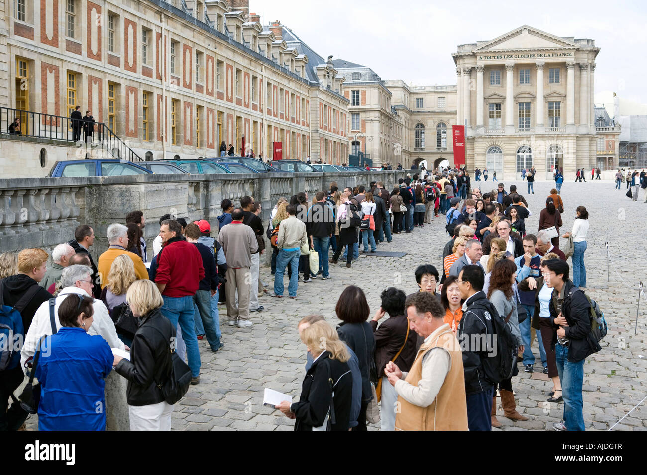 La gente haciendo fila para comprar entradas para visitar el Chateau de  Versailles Fotografía de stock - Alamy