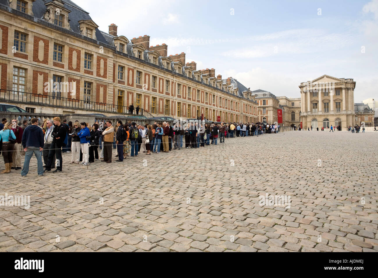 Francia París, la gente haciendo fila para comprar entradas para visitar el  Chateau de Versailles Fotografía de stock - Alamy