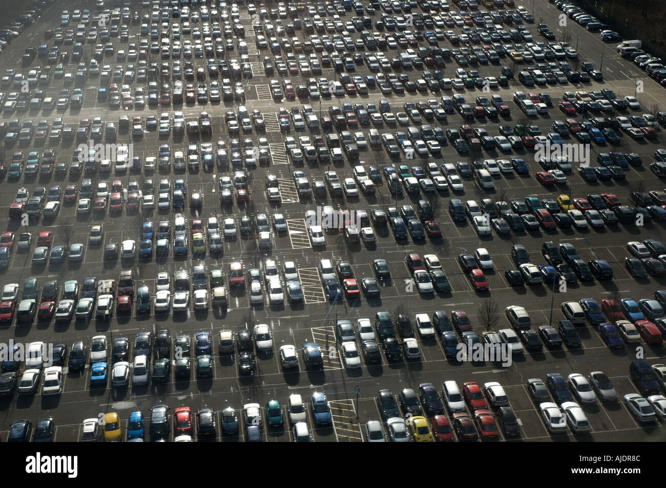 Los automóviles estacionados en el aparcamiento del aeropuerto de Gatwick Foto de stock